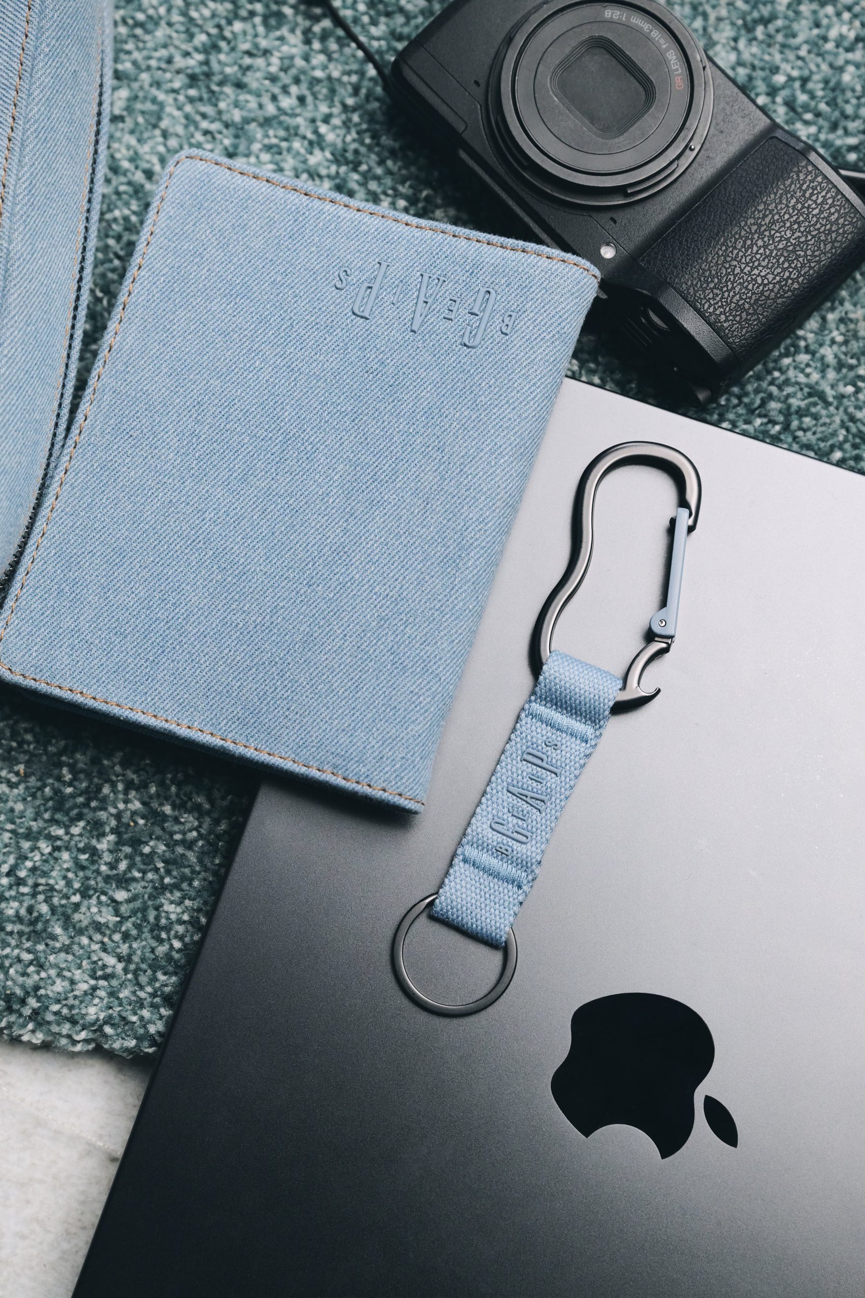 Gap x BÉIS The Carabiner in Denim Blue - Image 4