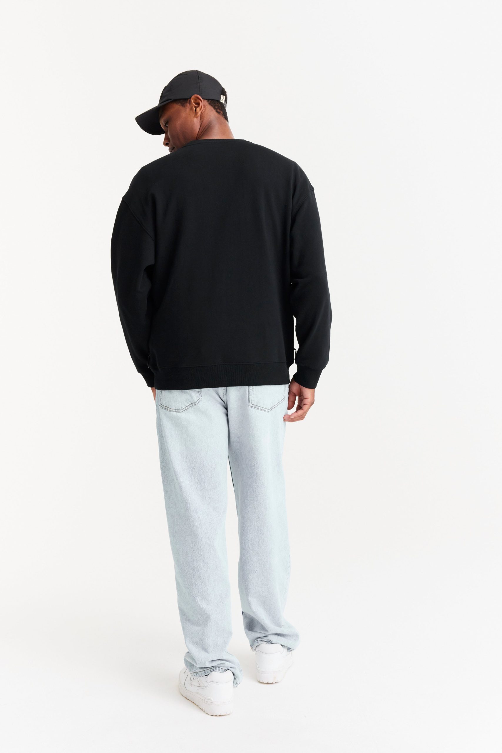 The Sweatshirt in Black - Image 4