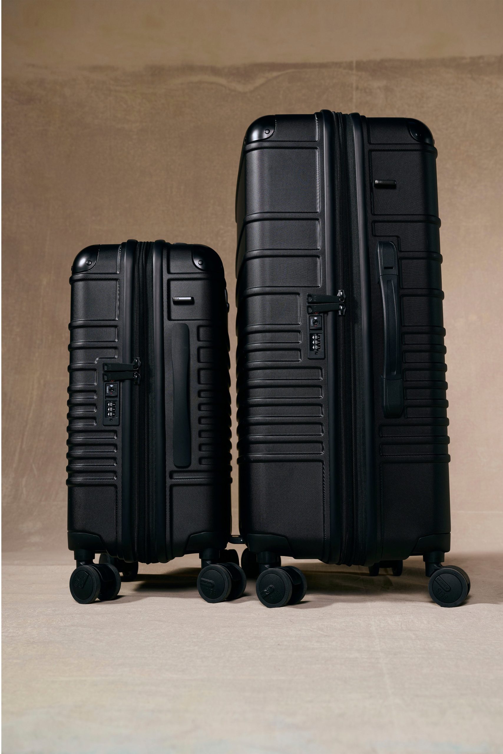 The Hybrid Check-In Roller in Black - Image 3