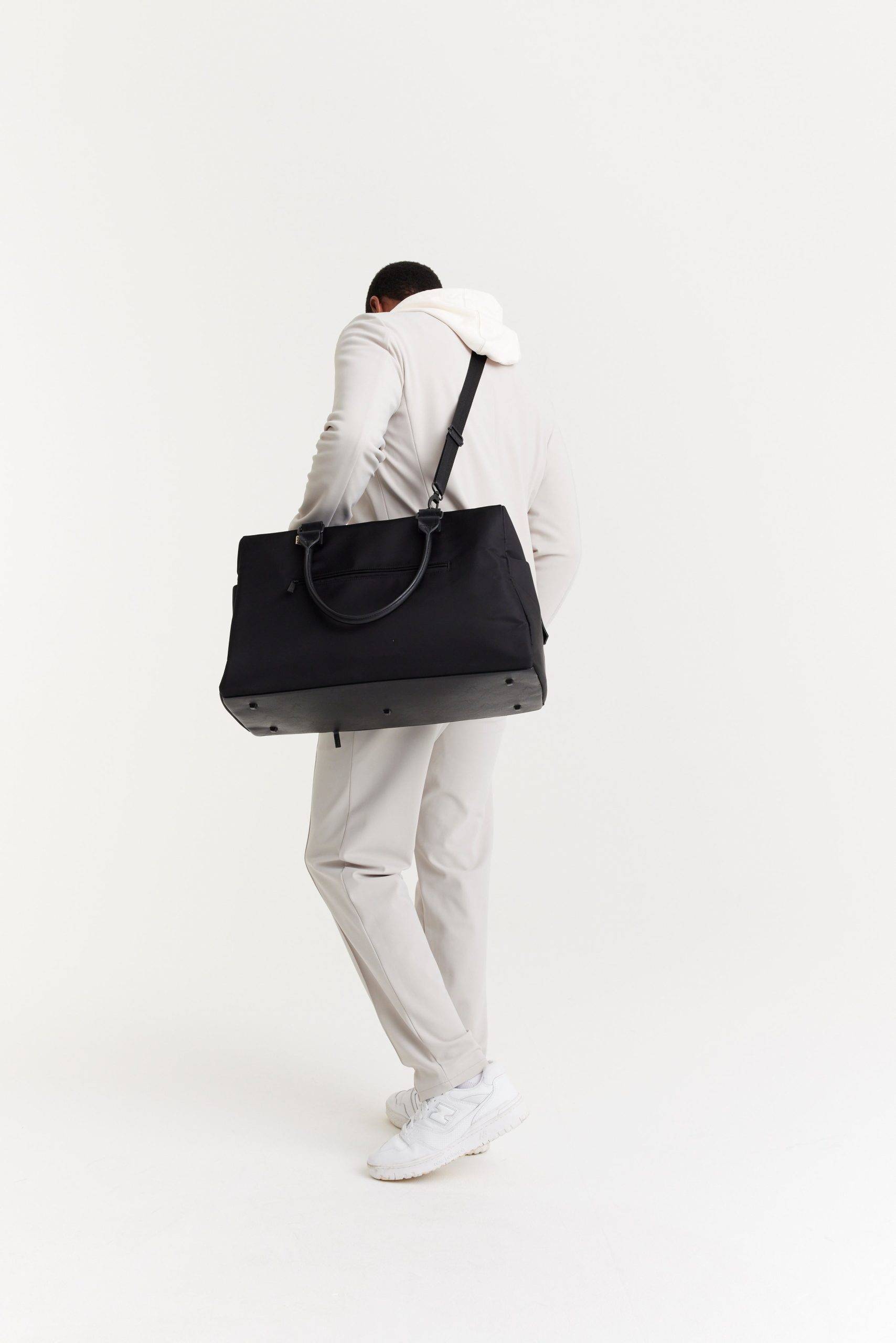 The Commuter Duffle in Black - Image 17