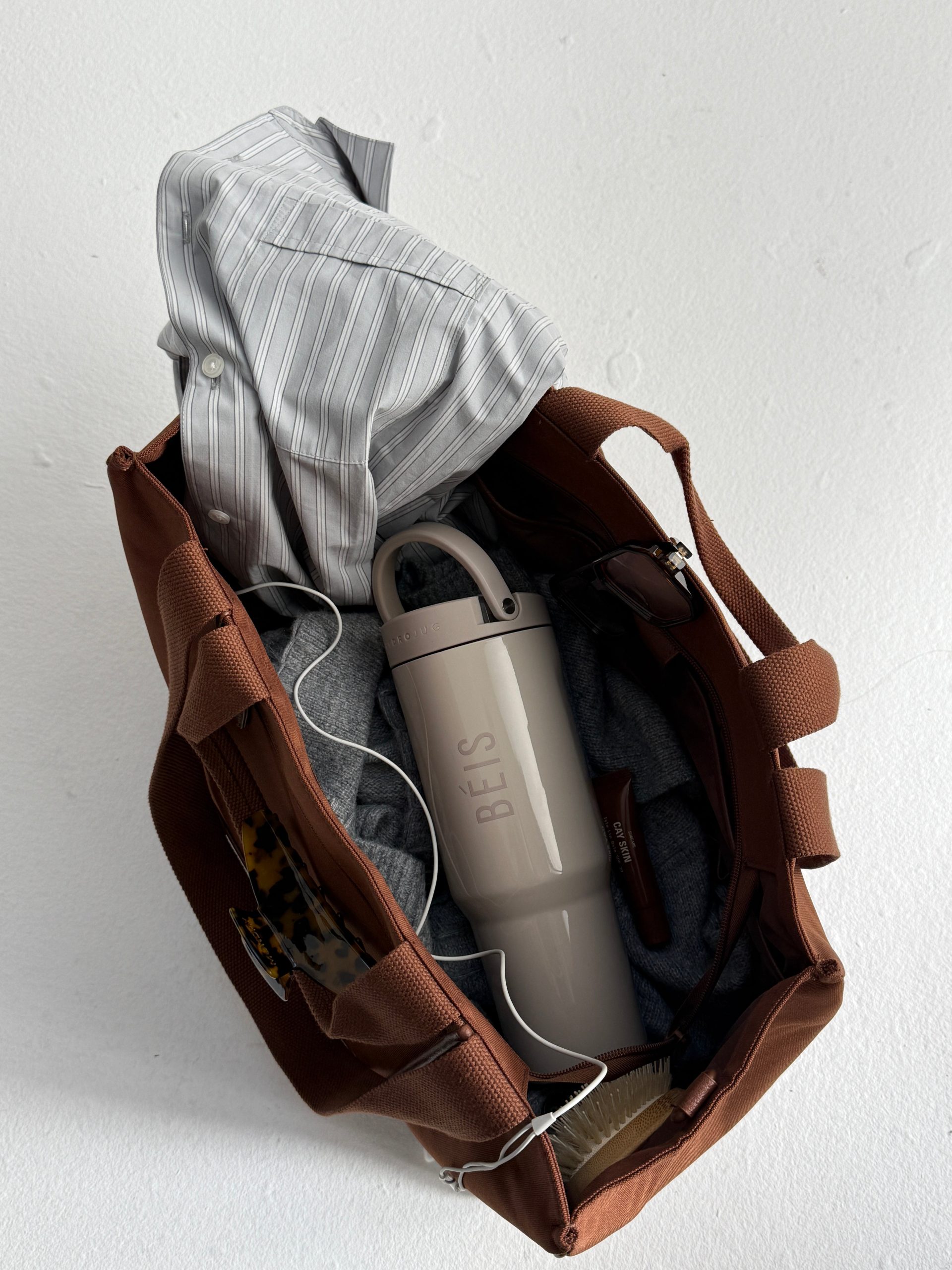 The BÉIS x Hydrojug Travel Water Bottle in Oat - Image 2