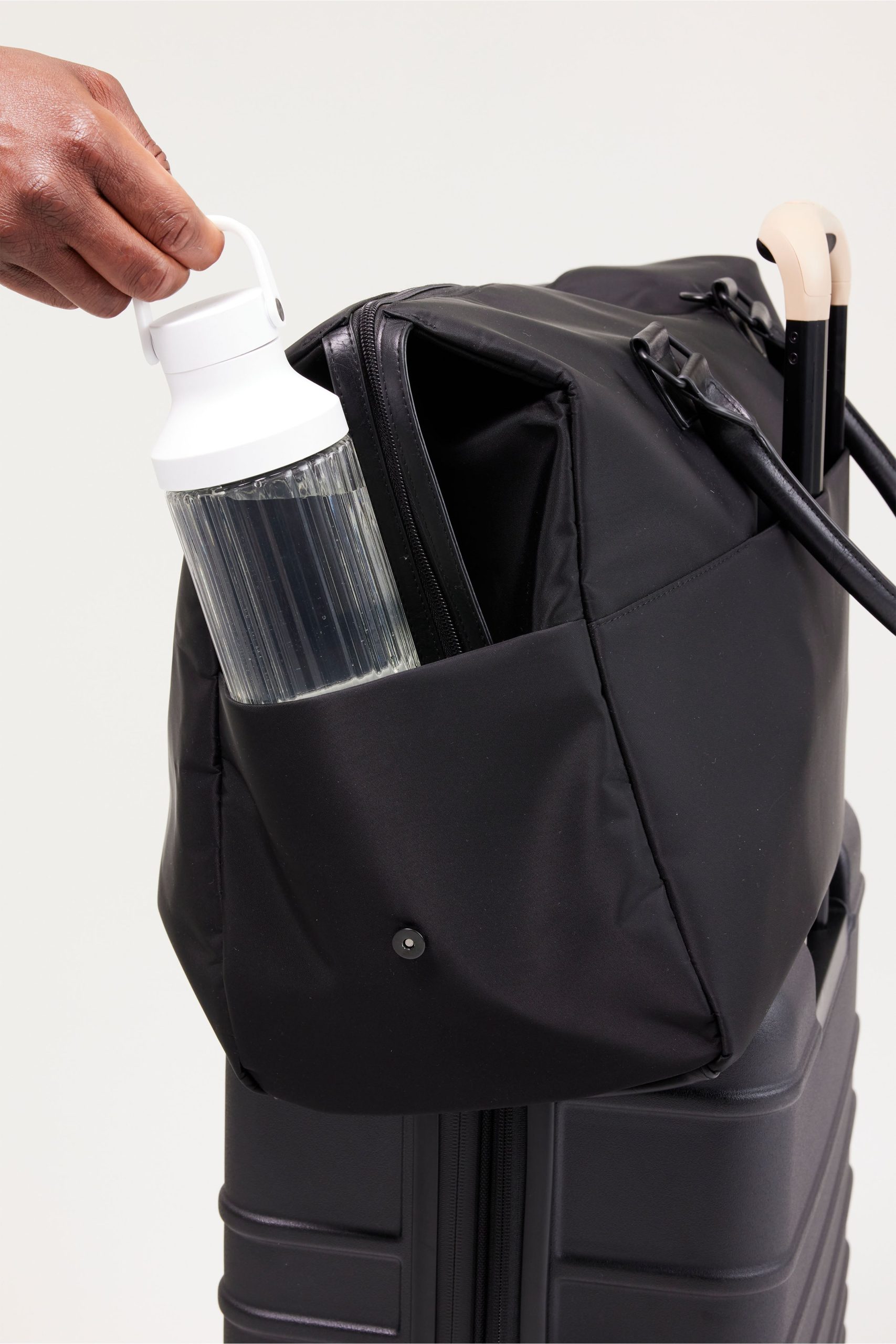 The Commuter Duffle in Black - Image 7