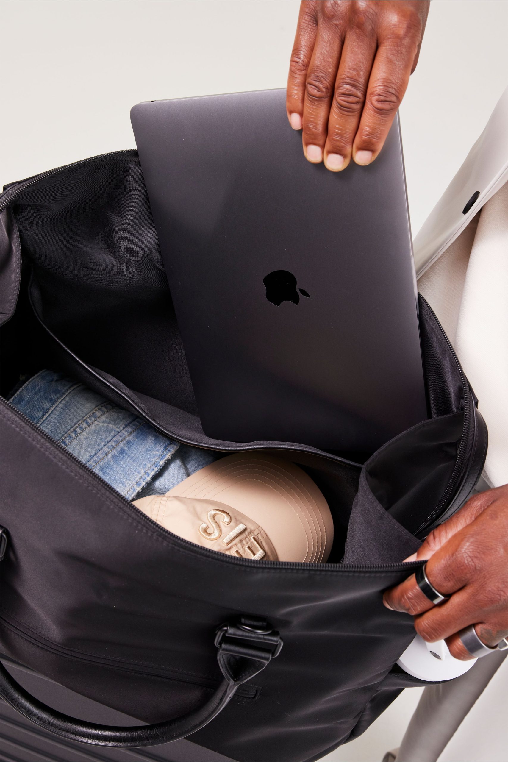 The Commuter Duffle in Black - Image 12
