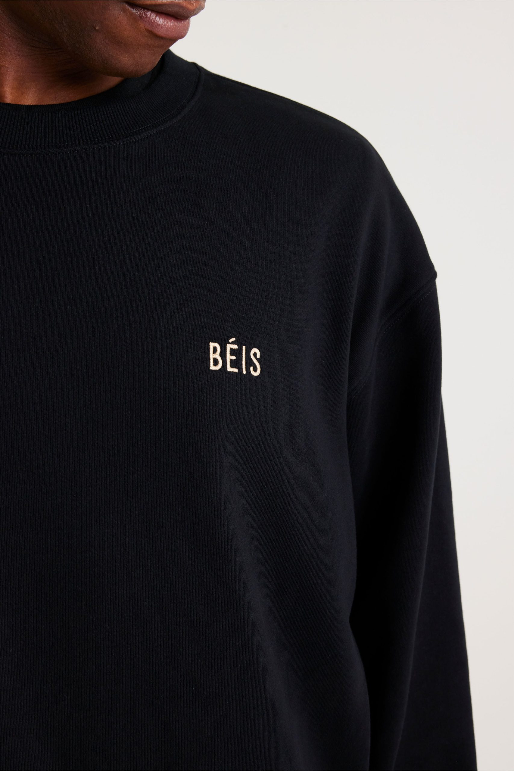 The Sweatshirt in Black - Image 6