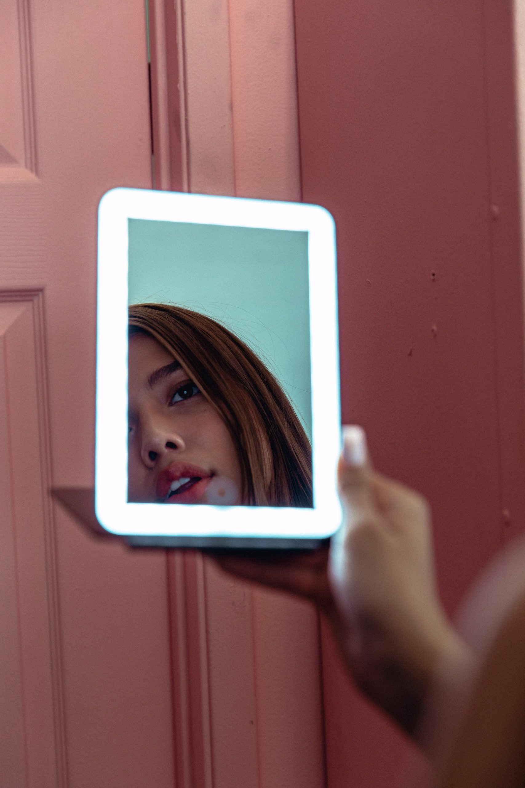 The Light-Up Travel Mirror in Black - Image 8